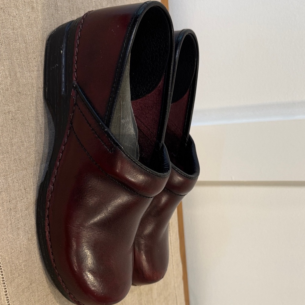 Dansko Women's Clogs SZ 41  Slip-Ons - Picture 2 of 9